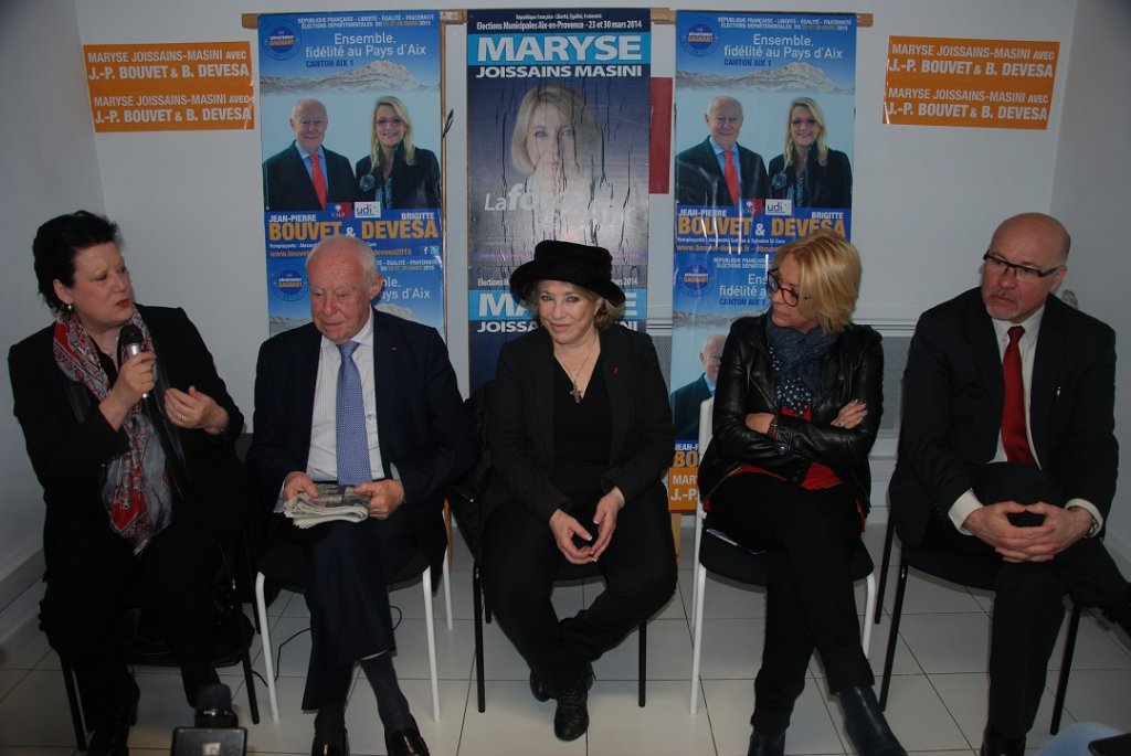 Maryse Joissains entourée des candidats en lice Jean-Pierre Bouvet et Brigitte Devesa et leurs remplaçants Sylvaine di Caro et Alexandre Gallese (Photo Frédéric Poitou)