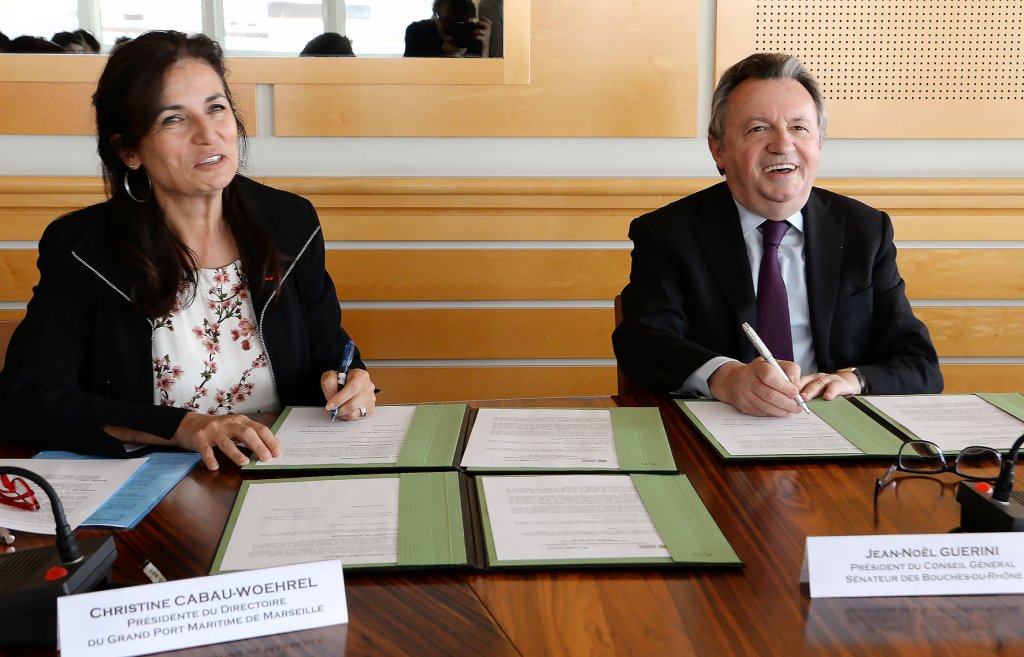 Le président du Conseil général des Bouches-du-Rhône, Jean-Noël Guérini a signé ce vendredi 13 mars une convention avec Christine Cabau-Woehrel, Présidente du Directoire du GPMM (Photo D.R.)