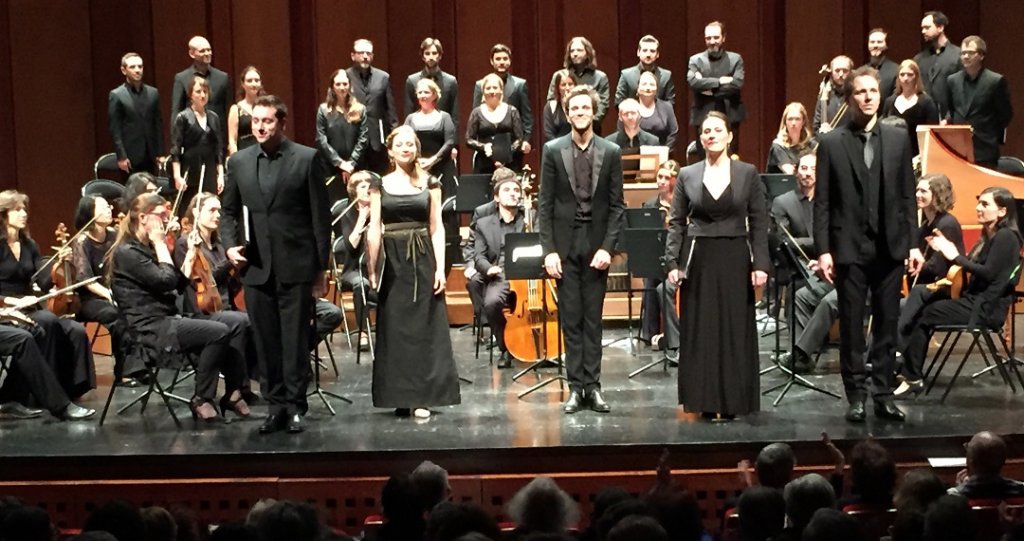 Au moment des saluts, les solistes et Raphaël Pichon devant l’ensemble Pygmalion (Photo M.E.)