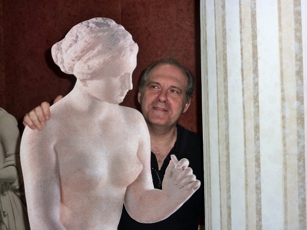 Entre une colonne et un statue grecques, Eric Chevalier se délecte d’être de cette nouvelle production de « Phi Phi » à l’Odéon (Photo M.E.)