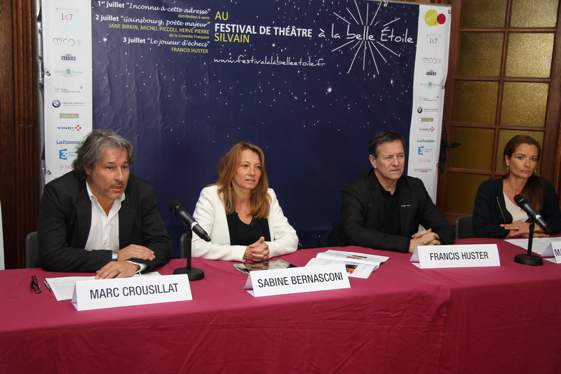 Le festival de theâtre "à la belle étoile" a été présenté par Marc Crousillat, Sabine Bernasconi, la maire des 1/7, Francis Huster et Marianne Callebout (Photo Robert Poulain)