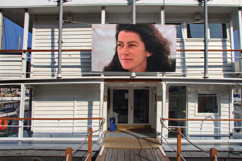 Le visage de Florence Arthaud, tel un pavillon, flotte au-dessus de la Société nautique de Marseille (Photo Robert Poulain)