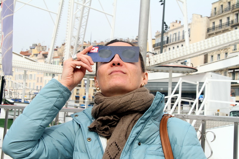 A Marseille aussi on a essayé de voir l'éclipse solaire... (Photo Robert Poulain)