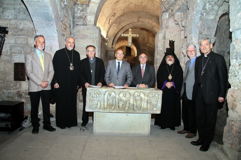 Signature officielle de la convention entre le réseau RCF et Radio Dialogue au sein de la chapelle Notre-Dame de la Confession en l'abbaye de Saint-victor à Marseille (Photo Robert Poulain)