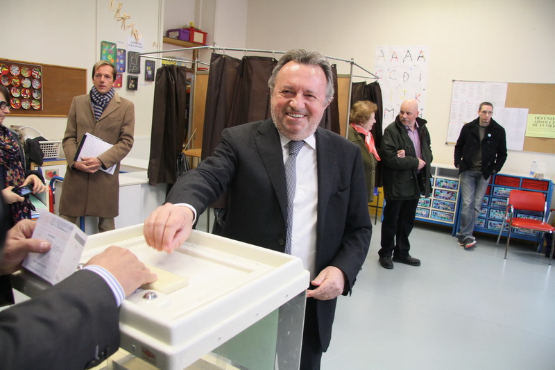 Jean-Noël Guérini a voté ce matin rue Neuve Sainte-Catherine (1er) (Photo Robert Poulain)