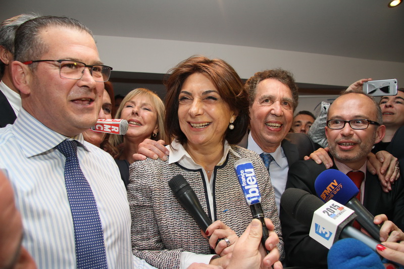 Martine Vassal savoure la victoire de l'UMP-UDI, sa victoire, entourée d'élus (Photo Robert Poulain)