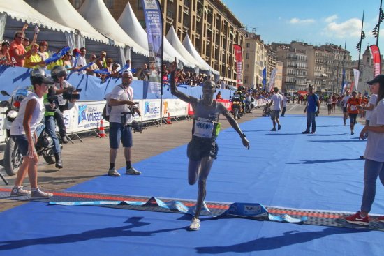 Run in Marseille septembre 2014 - L’arrivée du vainqueur du marathon masculin Yator Bellor (Qatar) (Photo Robert Poulain)