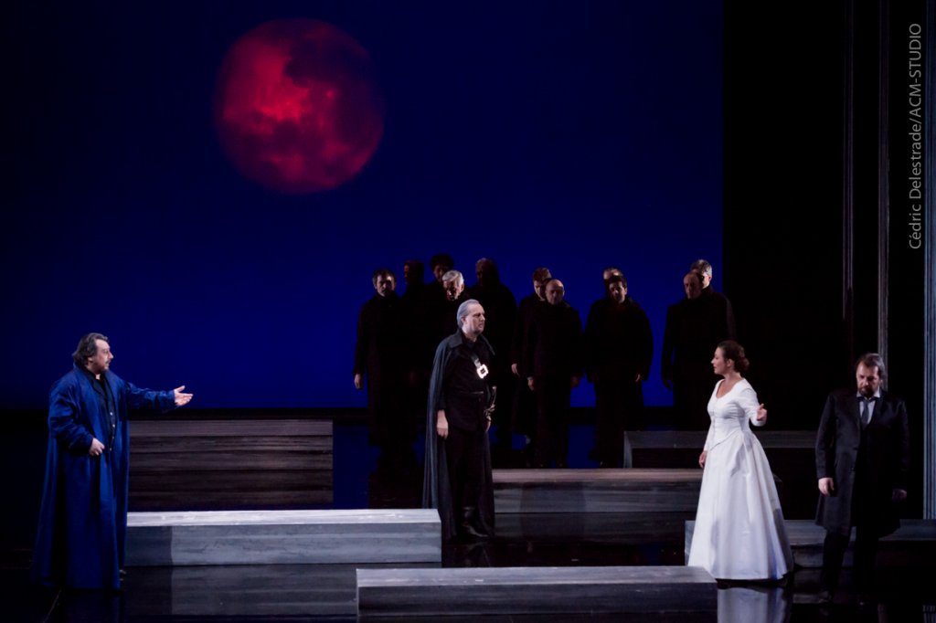 George Petean, Wojtek Smilek, Barbara Haveman, Giuseppe Gipali, au cours du dernier acte de ce « Simon Boccanegra » à l’Opéra Grand Avignon. (Photo Cédric Delestrade).