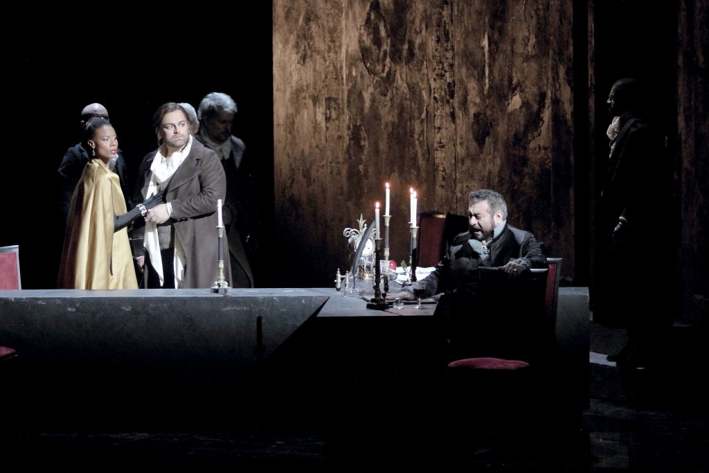 Tosca (Adina Aaron), Mario Cavaradossi (Giorgio Berrugi) et Scarpia (Carlos Almaguer) au deuxième acte. (Photo Christian Dresse).