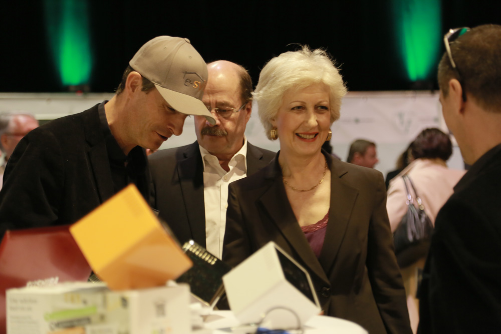 Marie-Claire Capobianco, membre du Comité exécutif de BNP Paribas, Directeur des Réseaux France, visite les entreprises marseillaises qui présentent leurs innovations (Photo D.R.)