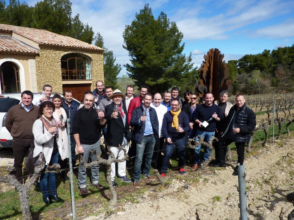 Photo de famille des participants à cette dégustation au Domaine des Bosquets avant le déjeuner. (Photo M.E.)