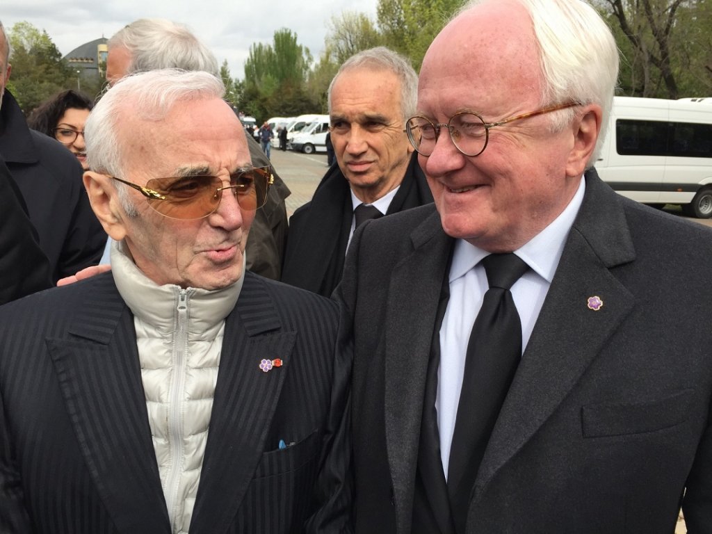 Commémoration du génocide: Michel Vauzelle, Président de la Région Provence-Alpes-Côte d'Azur à Erevan en Arménie aux côtés de Charles Aznavour acclamé pour son action pour la cause arménienne (Photo D.R.)