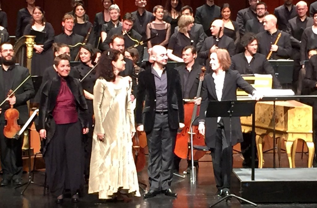 Les artisans du succès de cet "Orfeo & Euridice" au moment des saluts sur le plateau du Grand Théâtre de Provence ruisselant de bonheur tant le moment fut beau et intense (Photo M.E.)