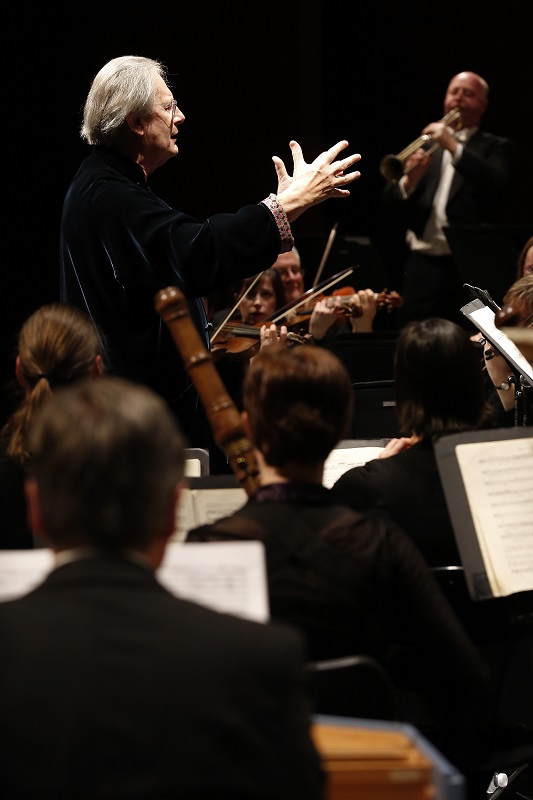 La direction de Sir John Eliot Gardiner est efficace et très esthétique. Il est en lien permanent avec ses musiciens et ses choristes. Du grand art (Photo Caroline Doutre)