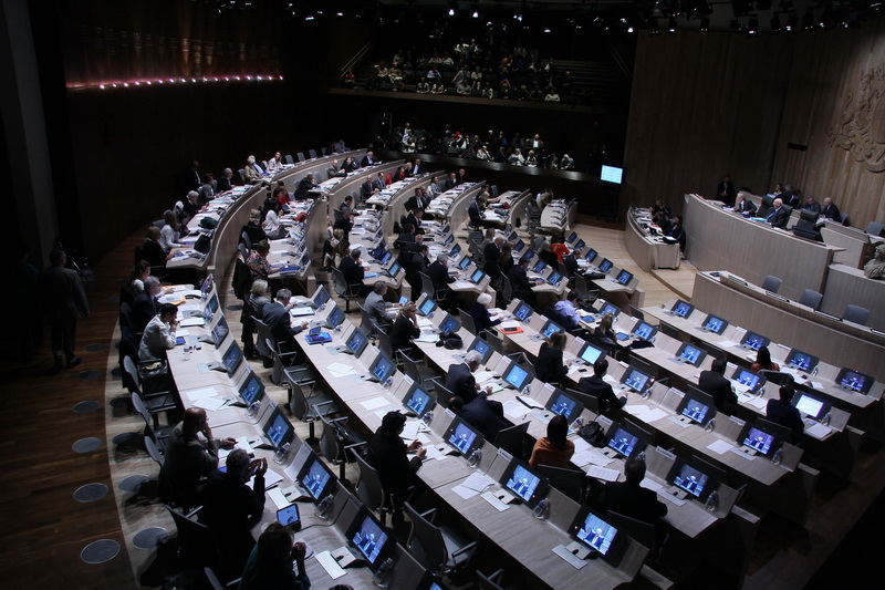 Une fois de plus l'hémicycle a montré qu'il avait du rythme... scolaire (Photo Robert Poulain)