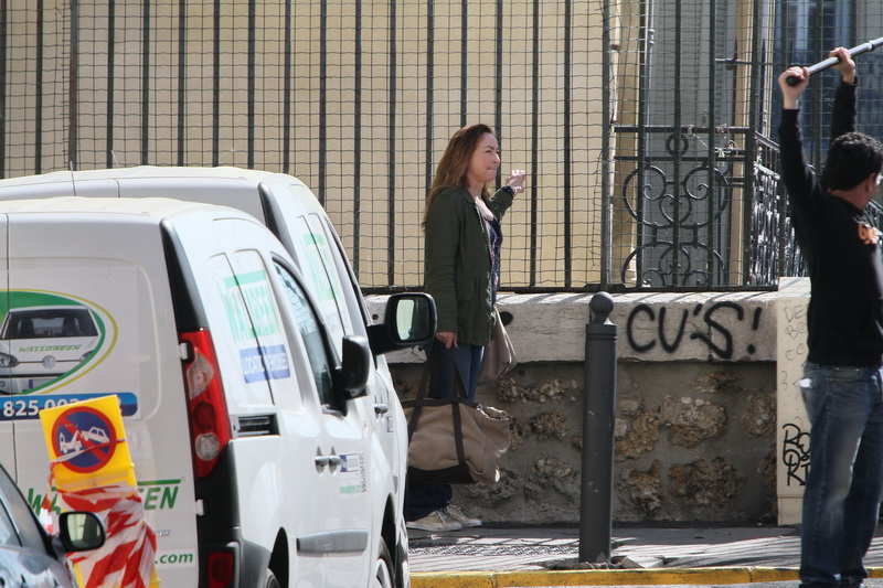 Catherine Frot en plein tournage de "La tueuse caméléon" ce lundi au Panier à Marseille (Photo Robert Poulain)