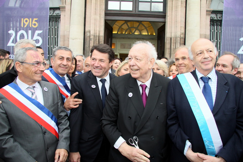 Le maire de Marseille entouré du maire de Nice Christian Estrosi et de Jacques Donabédian, coprésident du Conseil de coordination des organisations arméniennes de France ( CCAF) (Photo Robert Poulain)