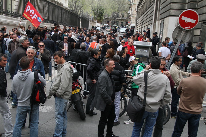 Les salariés de la SNCM se sont postés ce mercredi devant le tribunal de commerce de Marseille (Photo Robert Poulain)