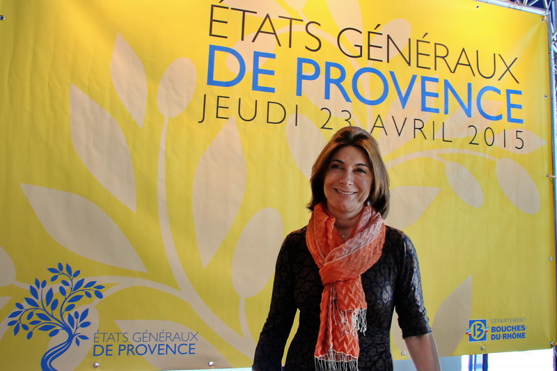 Martine Vassal devant l'affiche aux couleurs du soleil de Provence des Etats généraux (Photo Robert Poulain)