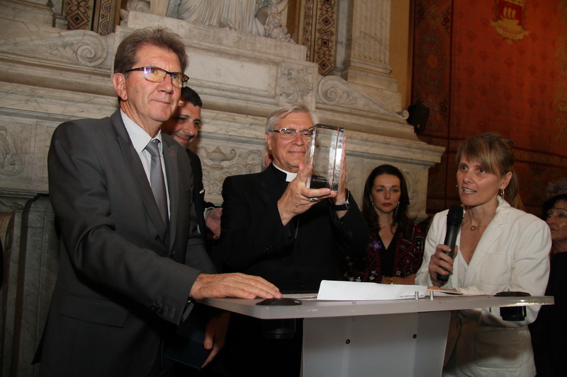 Monseigneur Di Falco a reçu le prix Charles Aznavour 2015 des mains de Guy Teissier président d’honneur de la manifestation (Photo Robert Poulain)