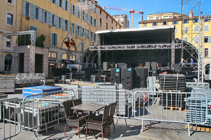 Au coeur des préparatifs de l'inauguration du Hard Rock Café de Marseille ce jeudi soir (Photo Robert Poulain)