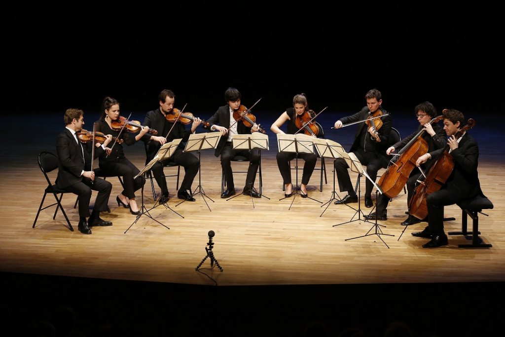 Réunis pour l’octuor de Mendelssohn, de g. à dr., Renaud Capuçon, Raphaëlle Moreau, Guillaume Chilemme, David Moreau, Marie Chilemme, Adrien La Marca, Edgar Moreau et Christian-Pierre La Marca (Photo Caroline Doutre)