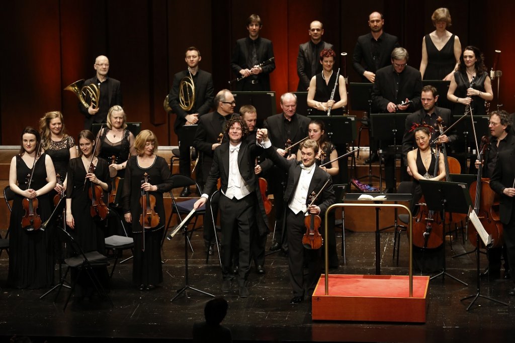 Triomphe mérité pour les musiciens du Scottish Chamber Orchestra, leur directeur musical Robin Ticciati et Renaud Capuçon (Photo Caroline Doutre)