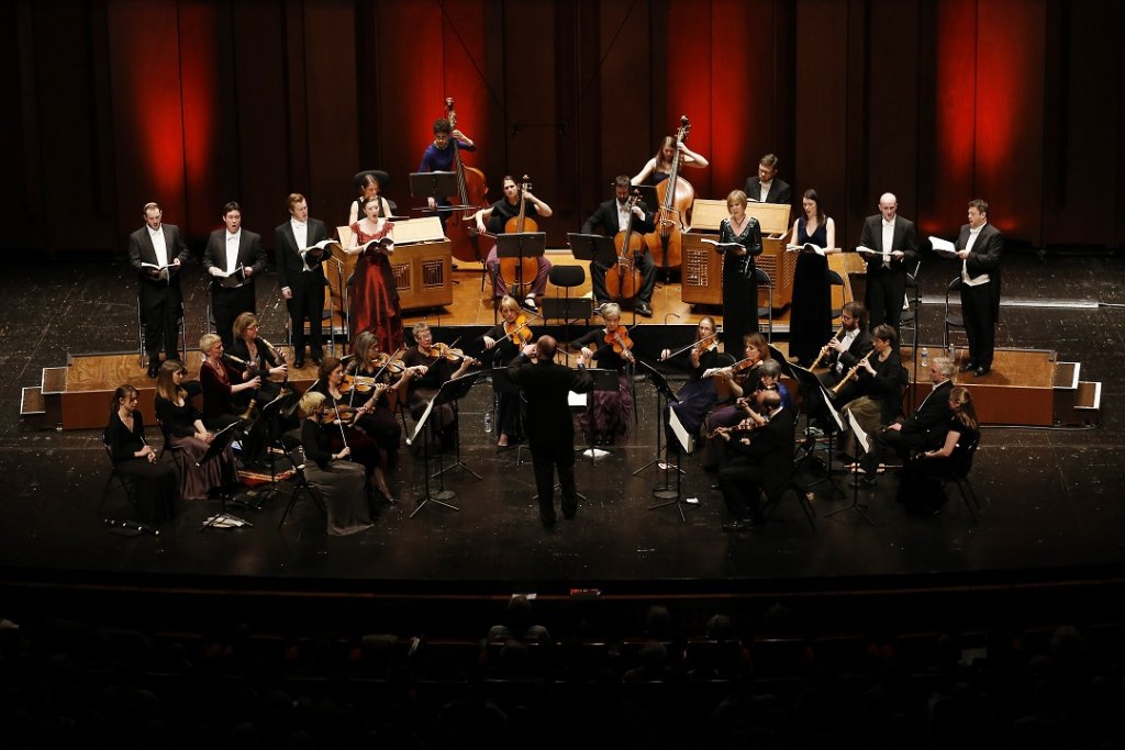 C’est une disposition particulière qui a été mise en place par Paul McCreesh au Grand Théâtre de Provence pour la Passion selon Saint-Matthieu (Photo Caroline Doutre)