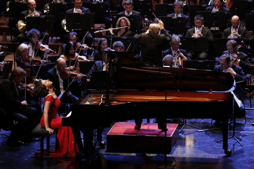 Khatia Buniatishvili rayonnante pour donner Rachmaninov devant l’orchestre de région de Turin (Photo Caroline Doutre)