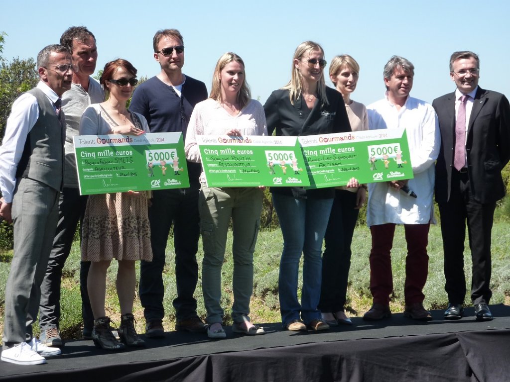 De g. à dr. Philippe Quintin, rédacteur en chef du Bottin Gourmand Magazine, Frédéric et Rachel Smets, Géraldine Pouizin et son époux, Anne-Lise Signouret et sa sœur, Edouard Loubet et Alain Gonnard, secrétaire général du Crédit Agricole Alpes-Provence (Photo M.E.)