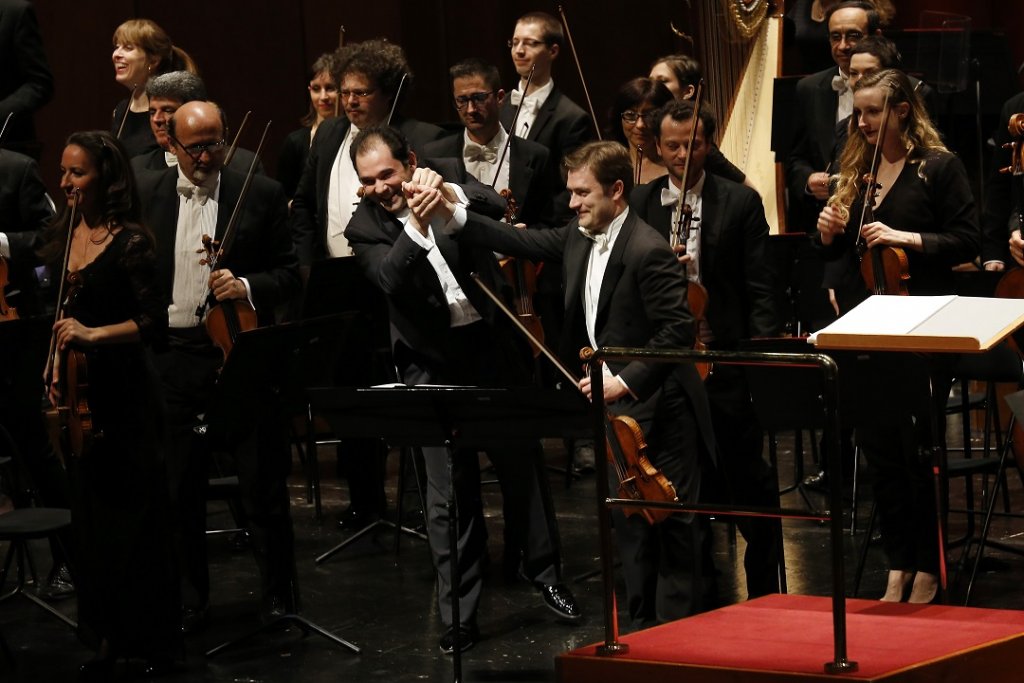 Tugan Sokhiev et Renaud Capuçon au moment des saluts après la création de la pièce de Wolfgang Rihm (Photo Caroline Doutre)