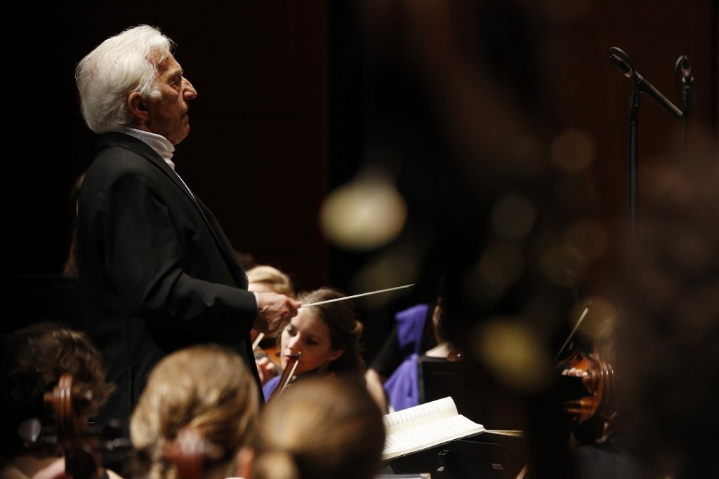 Vladimir Ashkenazy, la direction éblouissante du maître pour ses jeunes instrumentistes. C’est ça aussi, le Festival de Pâques, la transmission… (Photo Caroline Doutre)