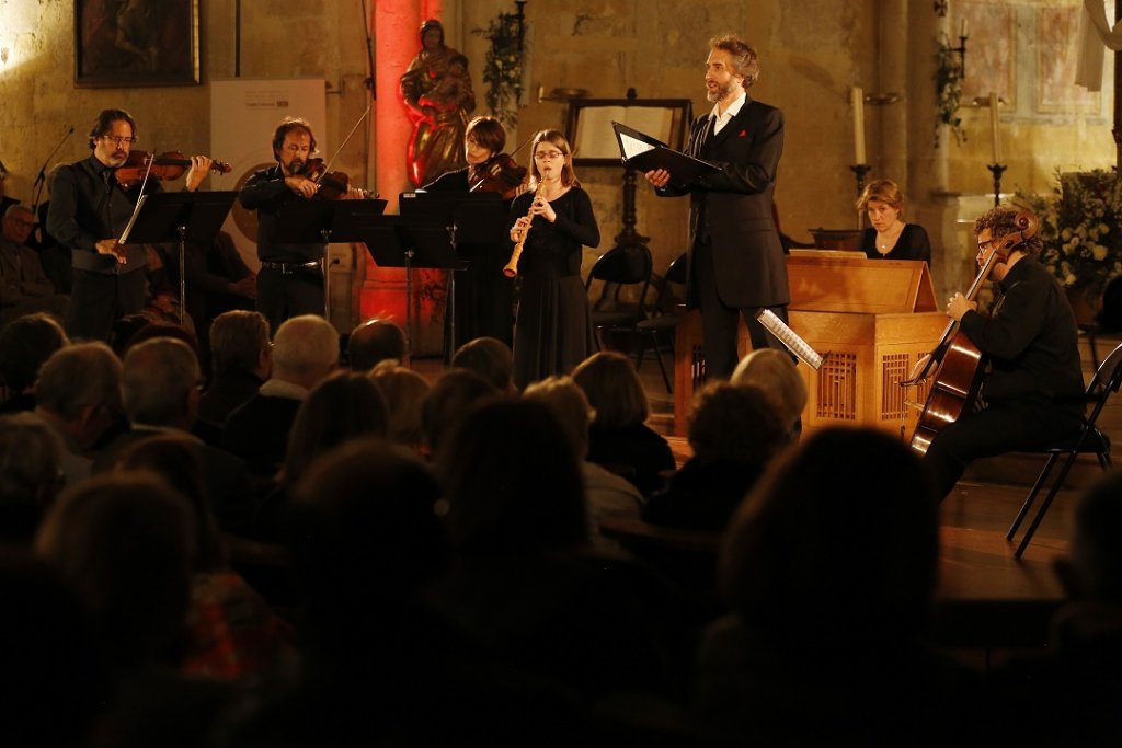 Sous les voûtes de Saint-Jean-de-Malte, Pablo Valetti, Mauro Lopes Ferreira, Patricia Gagnon, Katharina Andres, Christian Immler, Céline Frisch et Petr Skalka (de g. à dr.) ont servi Bach avec passion de même que les absents sur la photo Jospeh Carver, Hannes Rux et Sophie Karthaüser (Photo Caroline Doutre)