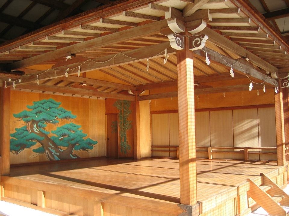 Théâtre Nô d'Aix-en-Provence seule scène en bois de cyprès du Japon (hinoki) (Photo Association du pays d'Aix) )