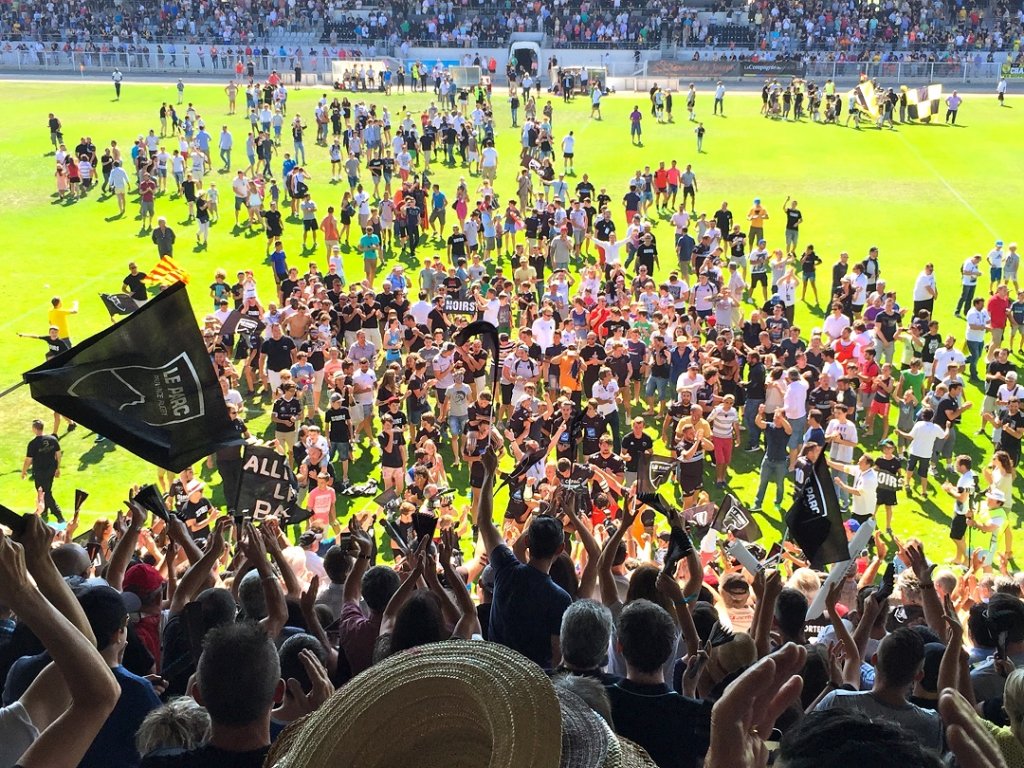 A l'issue de la rencontre, joueurs et dirigeants aixois ont fait la fête sur la pelouse, venant saluer la cohorte des fadolis, le club des supporters chauds-bouillants (Photo M.E.)