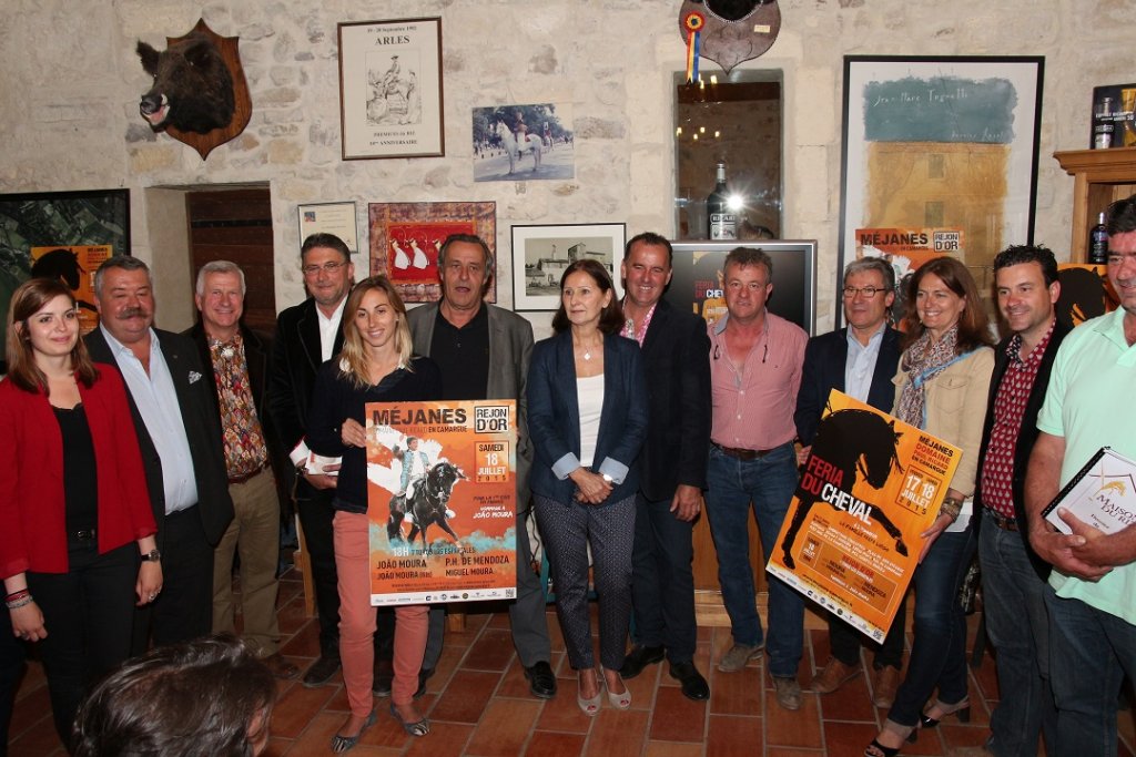 Michèle Ricard au centre, entourée de toute l’équipe de l’édition 2015 de la Féria du cheval à Méjanes (Photo Philippe Maillé)