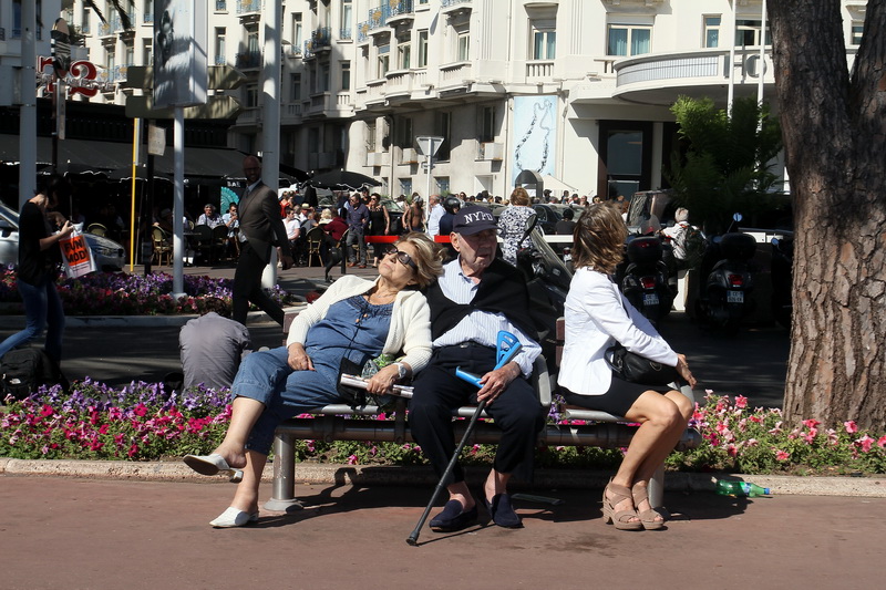 Le Festival de Cannes c'est aussi "les amoureux qui se bécotent sur les bancs publics, bancs publics..." (Photo Robert Poulain)