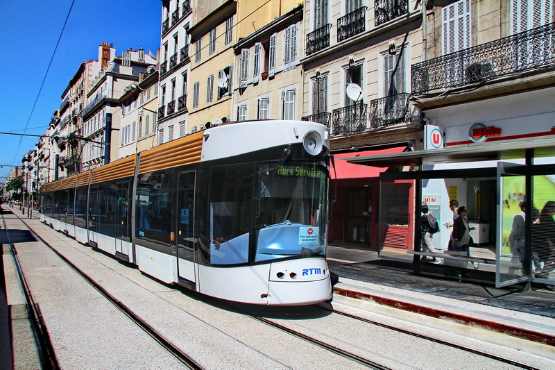 Plus question de rester sur le trottoir, les Marseillais pourront emprunter le tramway de la rue de Rome à partir de samedi (Photo Robert Poulain)