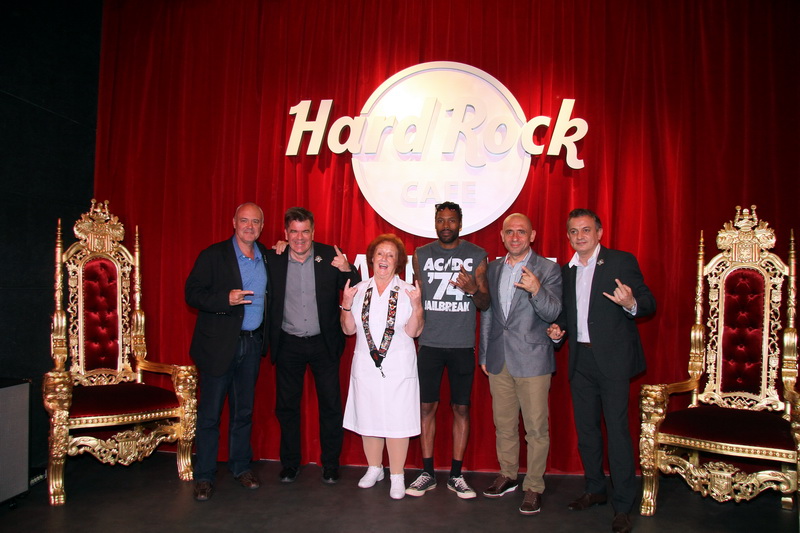 Rita Gilligan, ambassafrice du Hard Rock Café entourée de Hamish Dodds, président du HRC international - Anibal Fernandez, vice-président Europe, Moyen-Orient, Afrique - Yves PLeindoux, président HCR Marseille; Antonio bautista, vice-président HRC international et de Mat Bastard, chanteur de Skip the Use (Photo Robert Poulain)