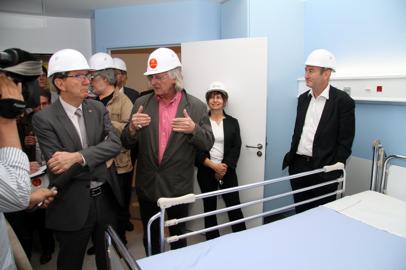 Guy Tessier et le professeur Didier Raout lors de la visite du chantier de l’Institut hospitalo-universitaire (IHU) Méditerranée Infection (Photo Robert Poulain)