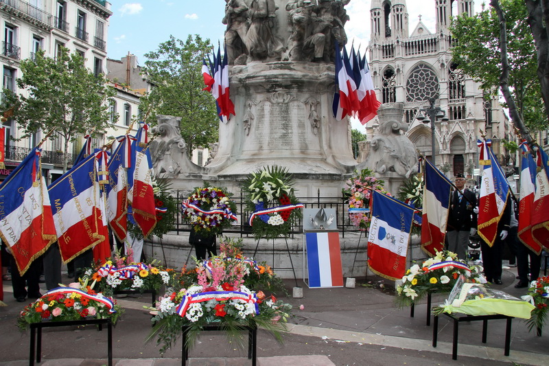 Un dépôt de gerbes au monument des Mobiles à Marseille pour la Commémoration de la Victoire du 8 mai 1945 (Photo Robert Poulain)