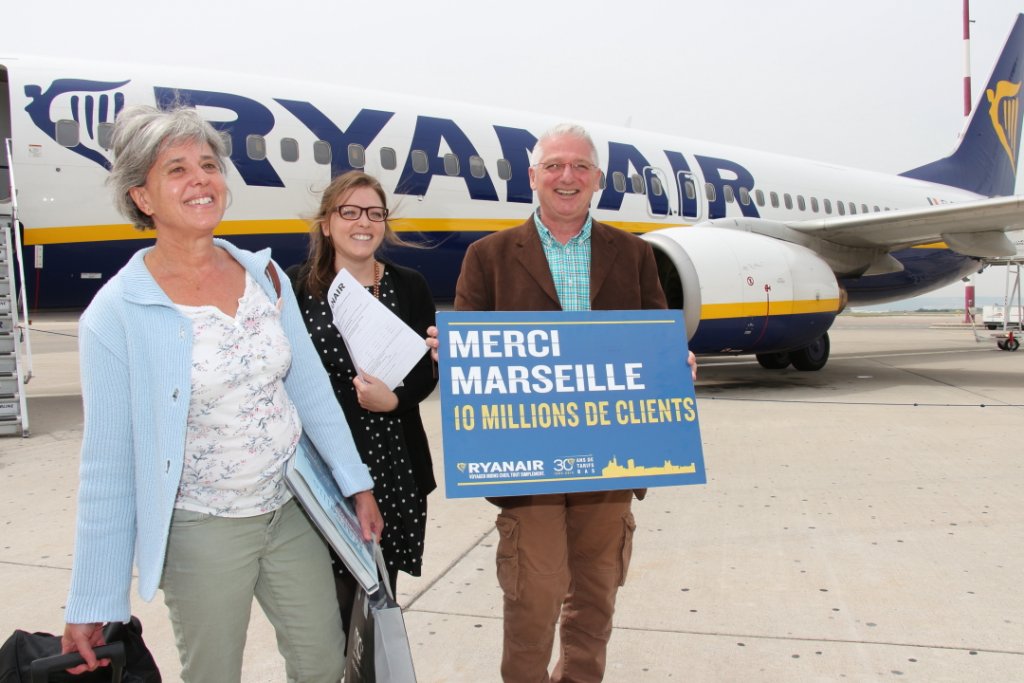 Peter Goldstein accompagné de sa femme Anne et de leur fille Jasmine est le 10 millioniène passager de Ryanair (Photo Philippe Maillé)