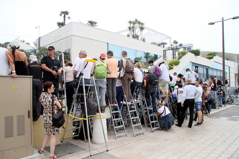 Festival de Cannes (suite) : voilà à quoi servent les échelles... (Photo Robert Poulain)