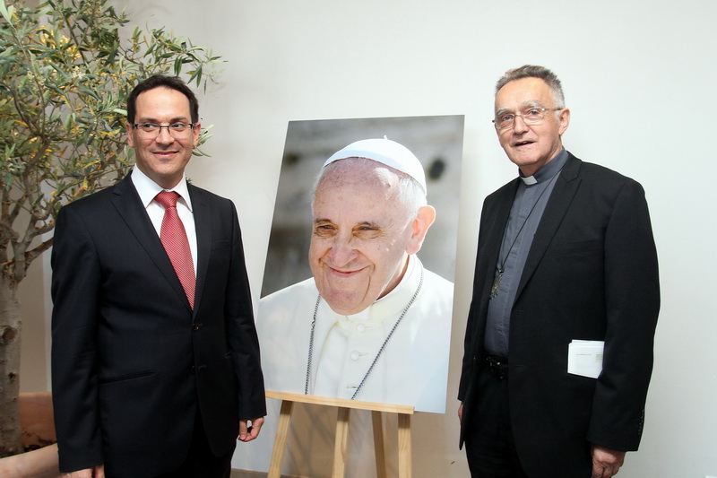 le Consul général d'Israël, Barnéa Hassid et Monseigneur Pontier, Archevêque de Marseille lors du vernissage de l'exposition: "le voyage du Pape François en Israël" (Photo Robert Poulain)