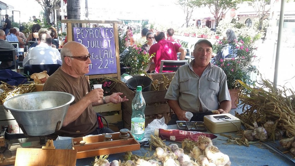 Gérard Vilaldach, producteur d'ail à Peyrolles et son complice (Photo Robert Poulain)