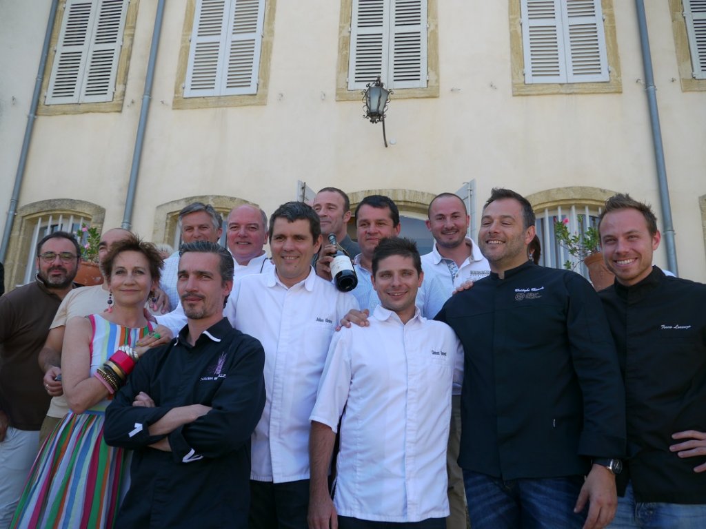 De g. à dr. Dimitri Kuchenbrod, organisateur, Franck Pinay-Rabaroust (caché), Caroline Loeb, comédienne et chanteuse, Manu Amoros, Xavier Burelle, Michel Kayser, Julien Gleize, Serge Dupire, comédien, Laurent Bréchet, Clément Bouvet (L’Agape), Julien Bréchet, Christophe Chaviola et Lorenzo Ferro (L’Hôtel de l’image) (Photo M.E.)