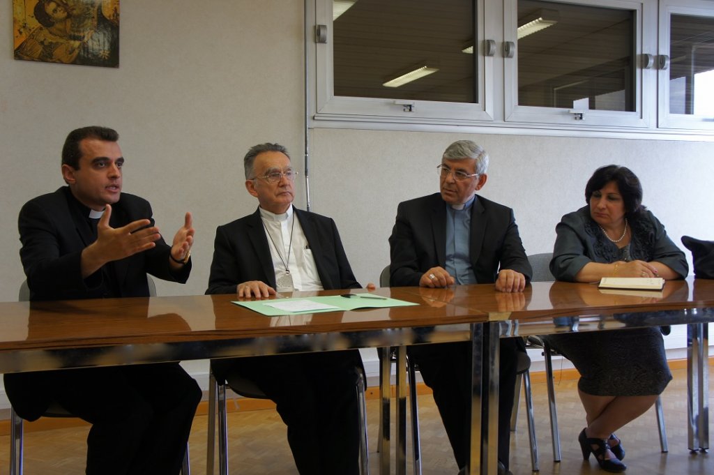 Mgr Pontier entouré de Mgr Ramzi Garmou (a droite), du Père Sakvan Younan (à gauche) et de Pascale Warda (Photo D.P.G.)