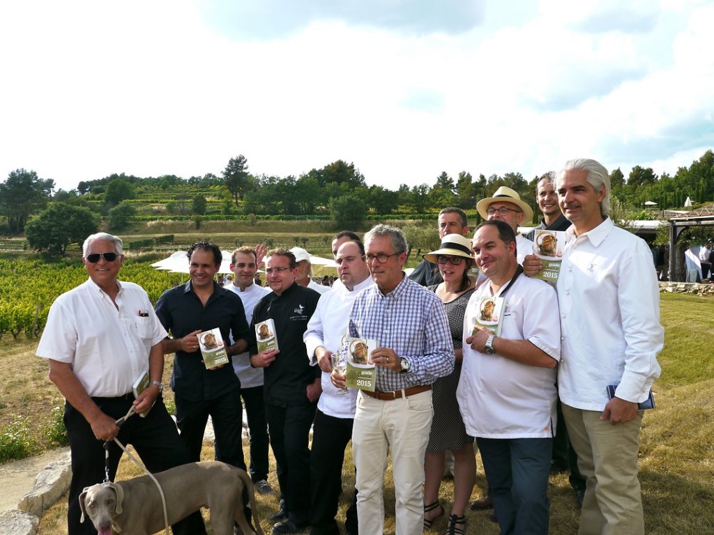 Jacques Gantié, au centre, en compagnie de Werner Wunderli (à g.) et des chefs qui ont participé au cocktail de lancement du Guide (Photo M.E.)