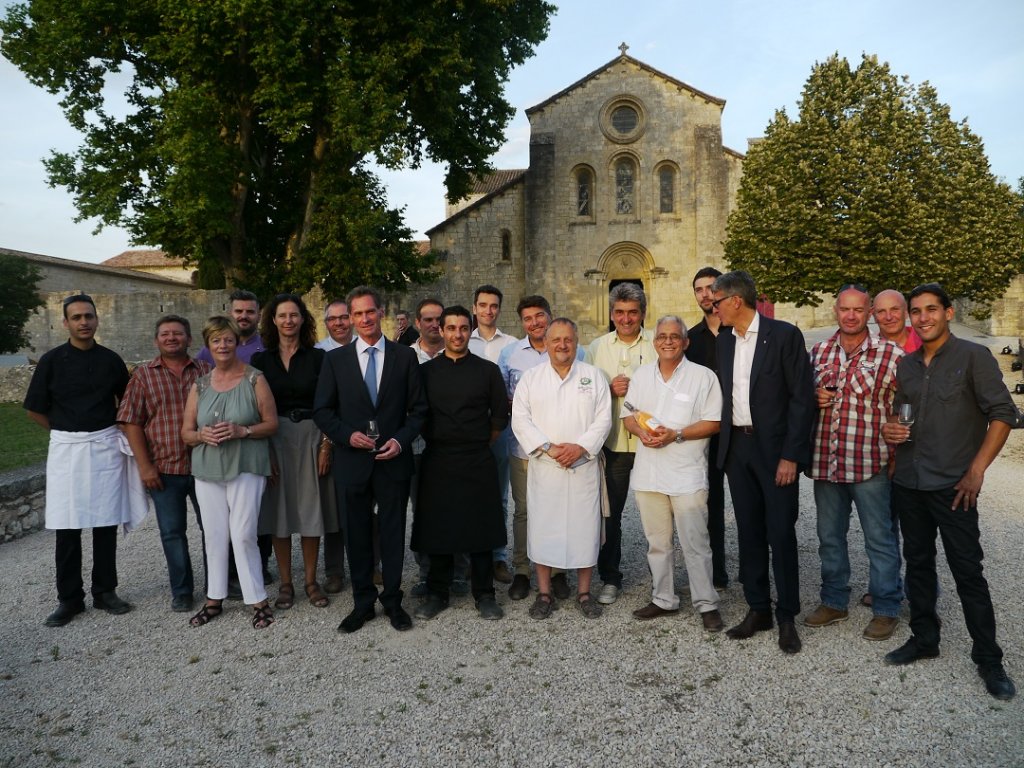 Autour du sous-préfet d’Aix-en-Provence et du Maire de La Roque d’Anthéron, les vignerons et chefs participant à cette troisième édition de « goûtez voir » sont réunis pour une exceptionnelle photo de famille devant l’un des plus beaux édifices du patrimoine de la région (Photo M.E.)