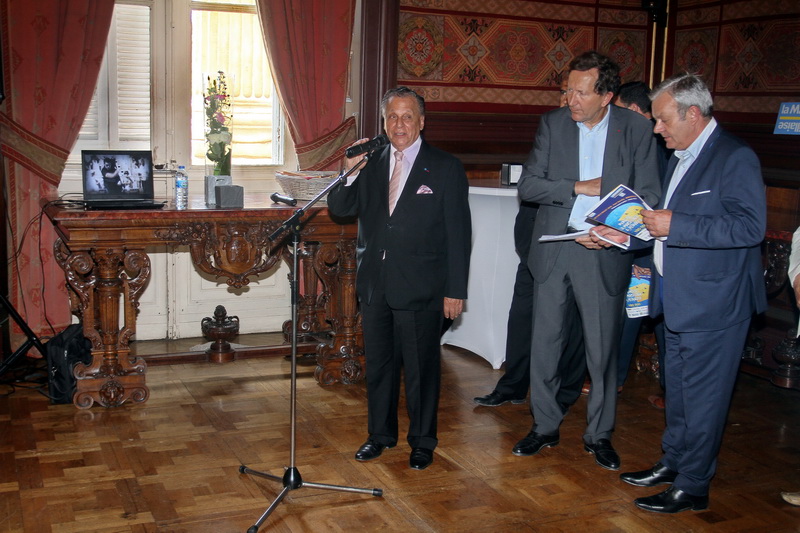 Michel Montana, président du Mondial avec à ses côtés Jacques Pfister, président de la CCI Marseille-Provence et Marc Grillon directeur de la Régie Publicitaire (Photo Robert Poulain)